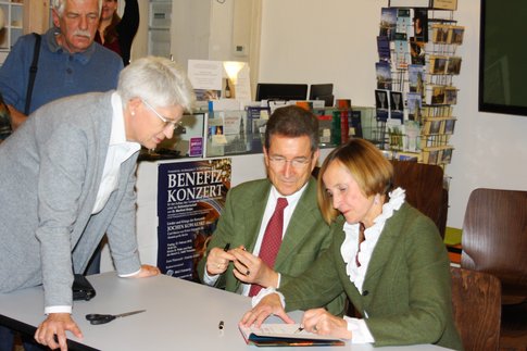 Kara und Wolfgang Huber signieren, Foto: Gerhard Alwin