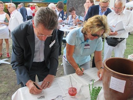Der Kuratoriumsvorsitzende Wolfgang Huber und die ehrenamtliche Helferin Elke Ullmann-Eschenburg haben außer Konkurrenz mitgequizzt. Foto: SGP