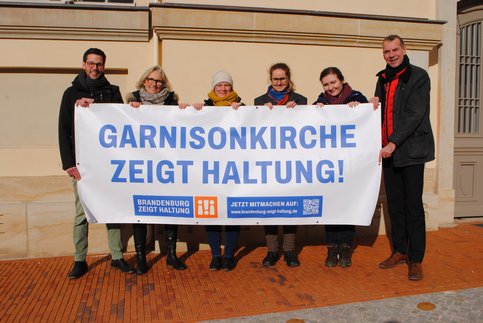 Teammitglieder mit dem Banner "Garnisonkirche zeigt Haltung". Foto: Heike Schultz