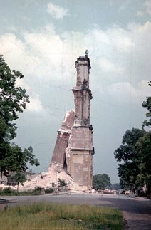 Turm der historischen Garnisonkirche nach missglückter erster Sprengung. Foto: Dietmar Saretz