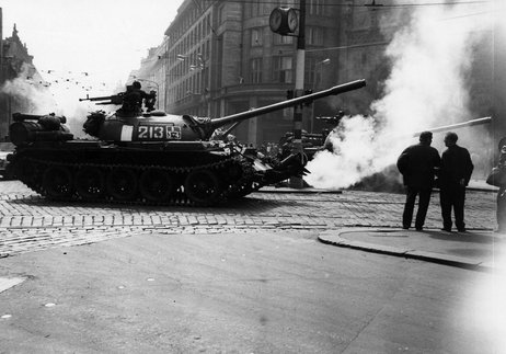 Panzer in Prag 1968, Bildquelle: Signatur BStU, MfS, ZAIG/Fo/3404, Bild 8-11, mit freundlicher Genehmigung des BStU