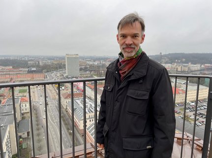 Filmemacher Olaf Gutowski auf der Aussichtsplattform der Garnisonkirche. Im Hintergrund das Hotel Mercure. Foto: Beatrix Fricke
