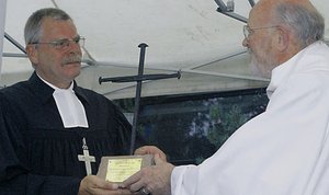 Verleihung des Nagelkreuzes durch Paul Oestreicher an den Superintendenten Hans-Ulrich Schulz im Jahr 2004