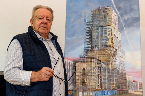 Maler Wolfgang Liebert mit Turm-Bild. Foto: Peter-Michael Bauers