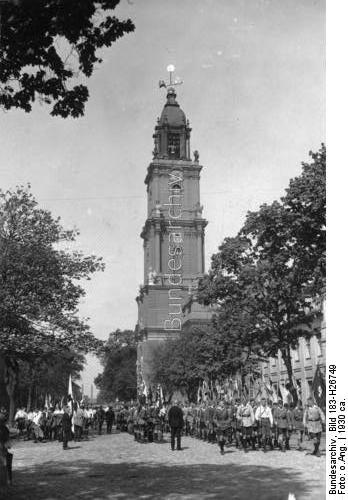 Aufmarsch der bündischen und nationalistischen Jugendverbände vor der Garnisonkirche ca. 1930, Quelle: Bundesarchiv